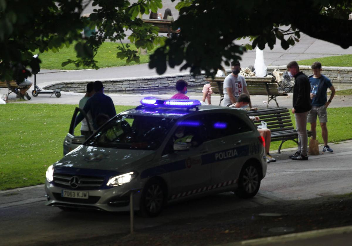 Agentes de la Policia Municipal de Bilbao conversan con un grupo de jóvenes durante un dispositivo para evitar los botellones.