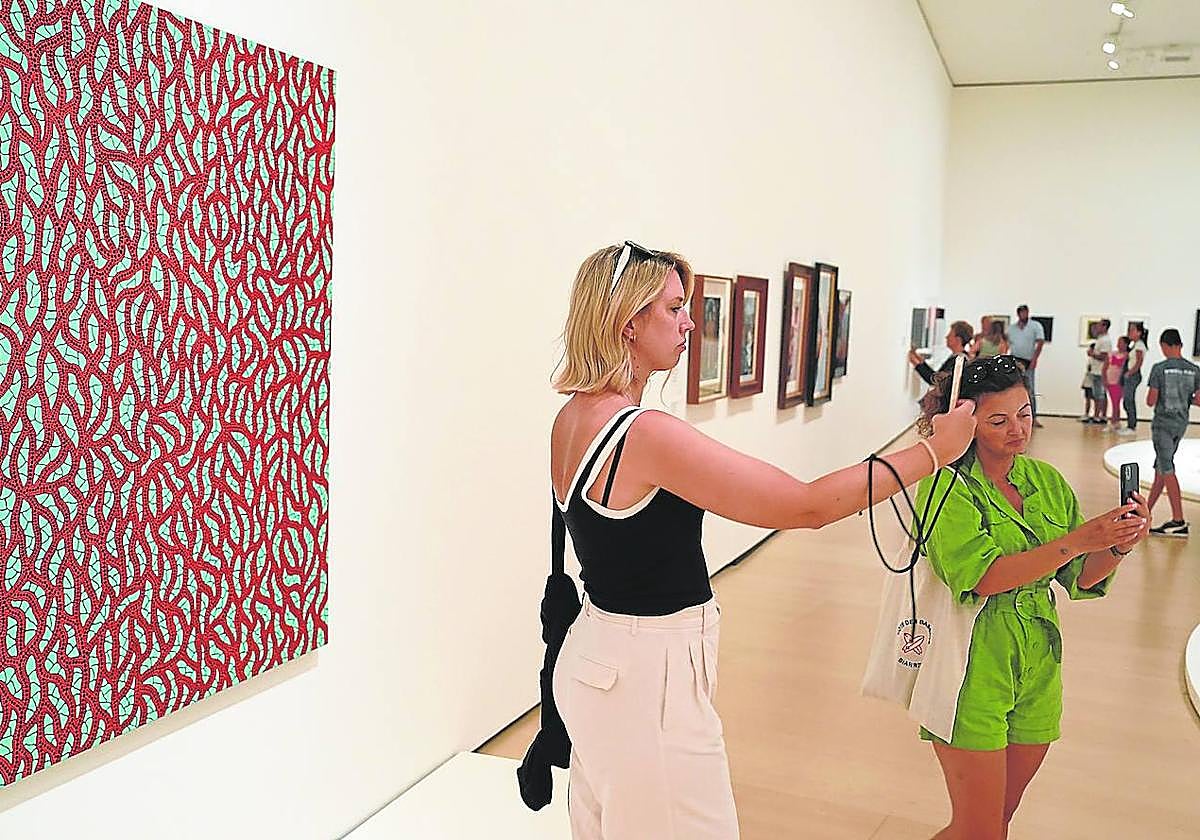 Dos visitantes a la exposición del Guggenheim (hasta el 8 de octubre) que quieren certificar su presencia en la sala.