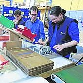 Varios jóvenes trabajan en un taller de la empresa vasca de inserción laboral Lantegi Batuak.