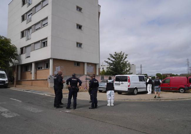 Agentes de la Ertzaintza, en el exterior del garaje.