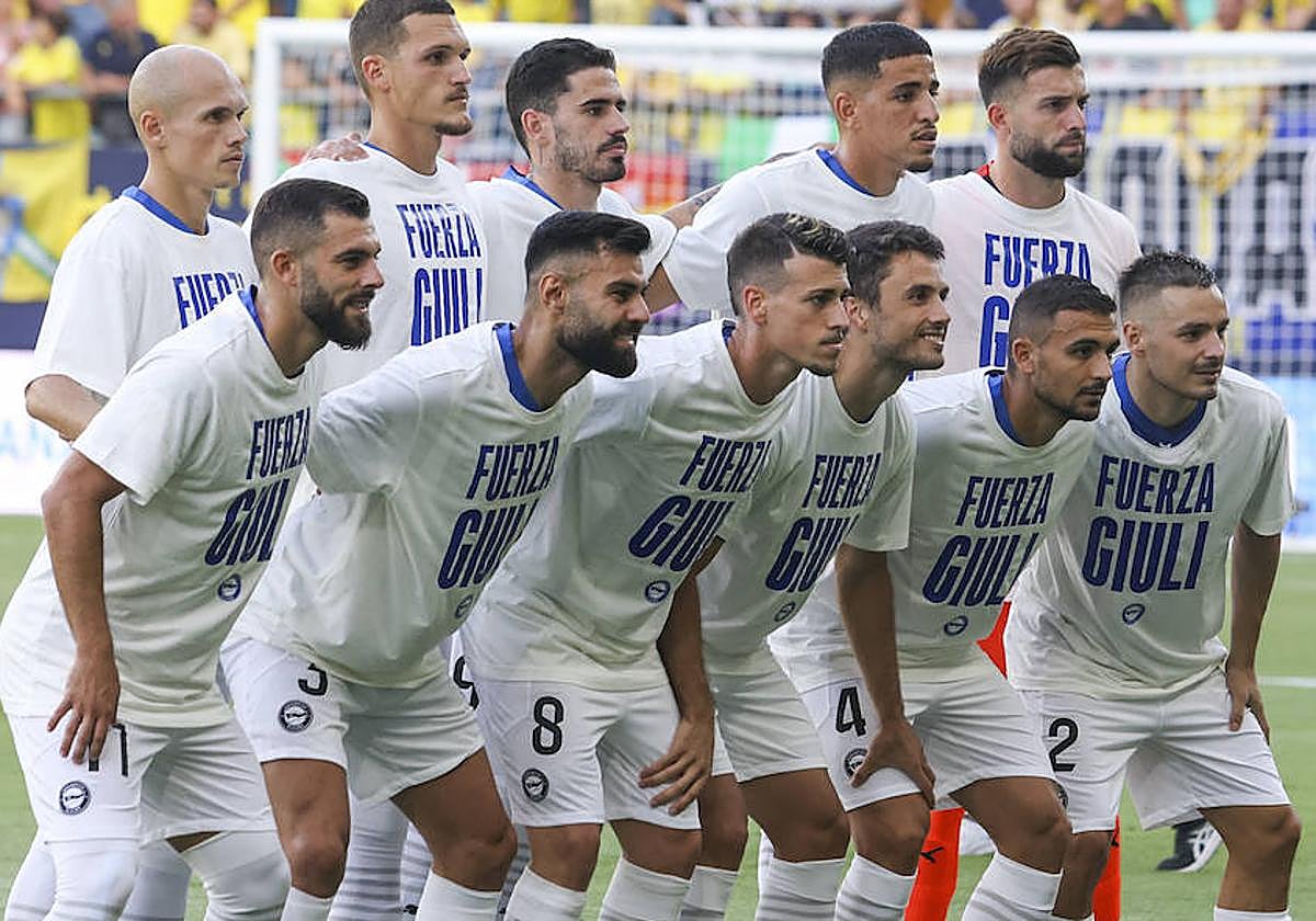 El 'once' titular posó con camisetas de aliento a Giuliano Simeone.