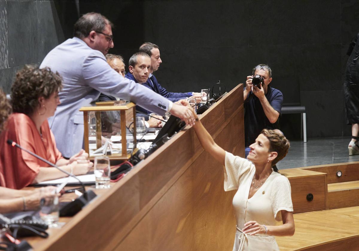 La presidenta en funciones de Navarra, María Chivite, en el pleno de investidura este lunes.