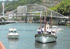 La Amatxu de Begoña a punto de llegar al muelle, en la procesión del año pasado.