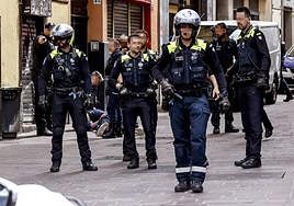 Policías locales de Vitoria durante una intervención anterior a los hechos de esta noticia.
