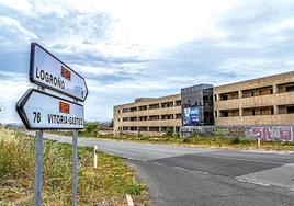 Bloque de apartamentos paralizado desde hace años en el polígono industrial Casablanca, en Laguardia.