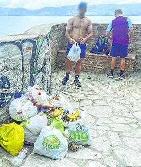 Imagen secundaria 2 - La forma que levantó la polémica. Abajo, bañistas dándose un chapuzón, aunque esté prohibido y las bolsas de basura se acumulan en la plataforma.