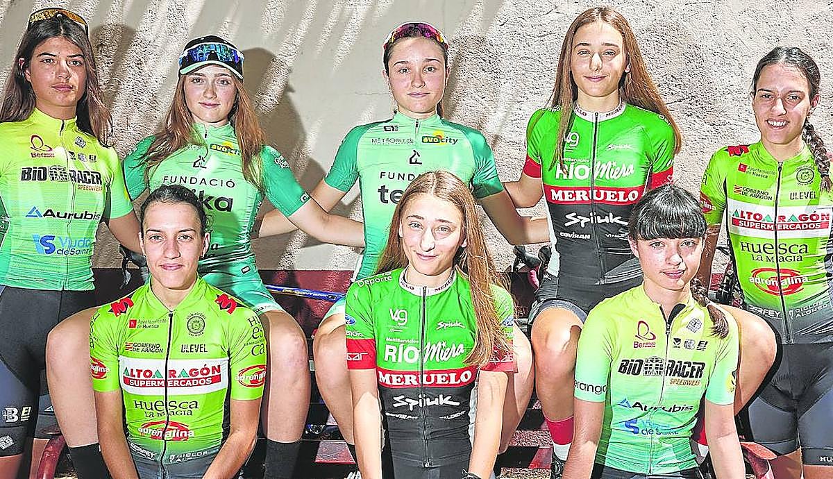 La misma afición. De izquierda a derecha las hermanas Grañana, Lezana, Valle y Jiménez, en la salida de la Copa de España de Estella.