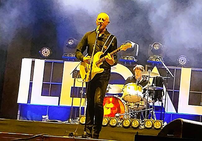 Jorge Ilegal, de negro y sin pañuelo, usó varias Stratocaster.