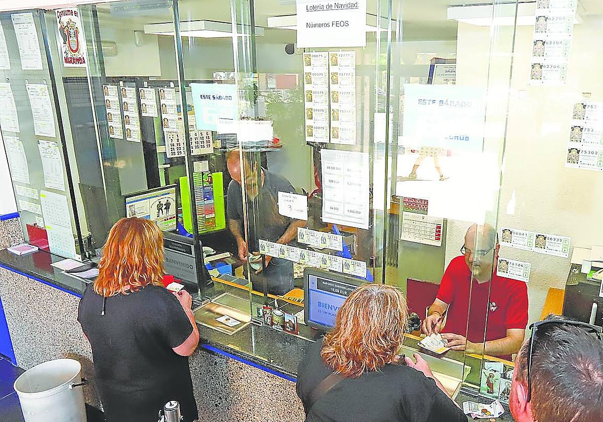 La actividad no falta en las administraciones de lotería.