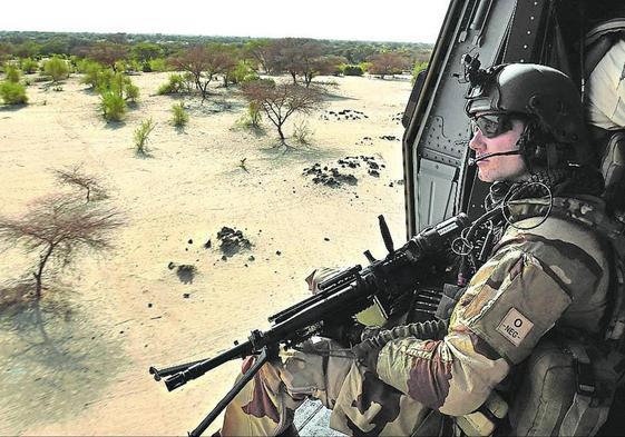 Helicóptero del ejército francés de patrulla por una zona desértica antes de abandonar Malí.