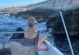 Mercedes Milá con el bichero para evitar chocar con las rocas.