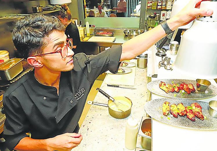 Imagen principal - Buenas opiniones. Estar en los primeros puestos de webs de recomendaciones acerca muchos clientes en verano a Bocca y Carbón. | Casa Mima ve muy cómodo salir a comer en Miranda. | En Tómbola el menú fue muy demandado en pandemia.