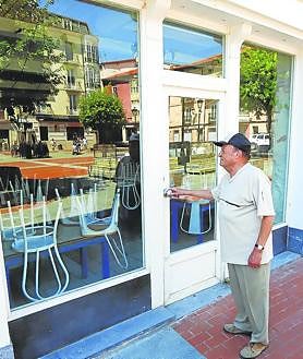 Imagen secundaria 2 - Buenas opiniones. Estar en los primeros puestos de webs de recomendaciones acerca muchos clientes en verano a Bocca y Carbón. | Casa Mima ve muy cómodo salir a comer en Miranda. | En Tómbola el menú fue muy demandado en pandemia.