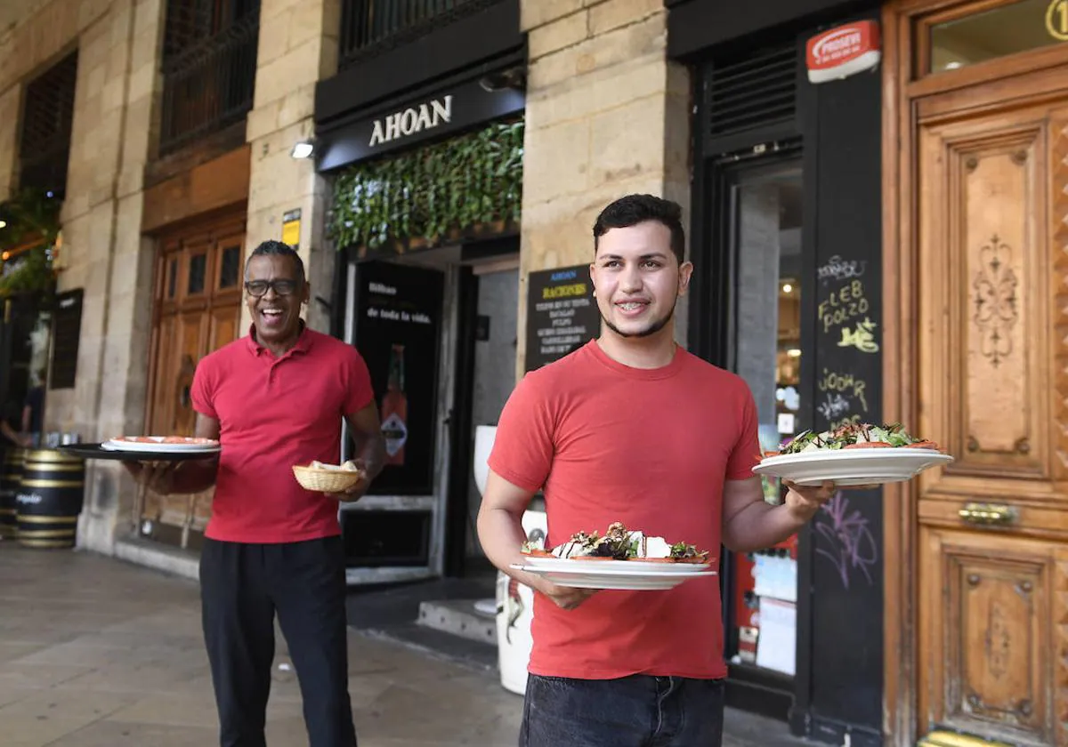 Dos trabajadores de la hostelería en una terraza de Bilbao.