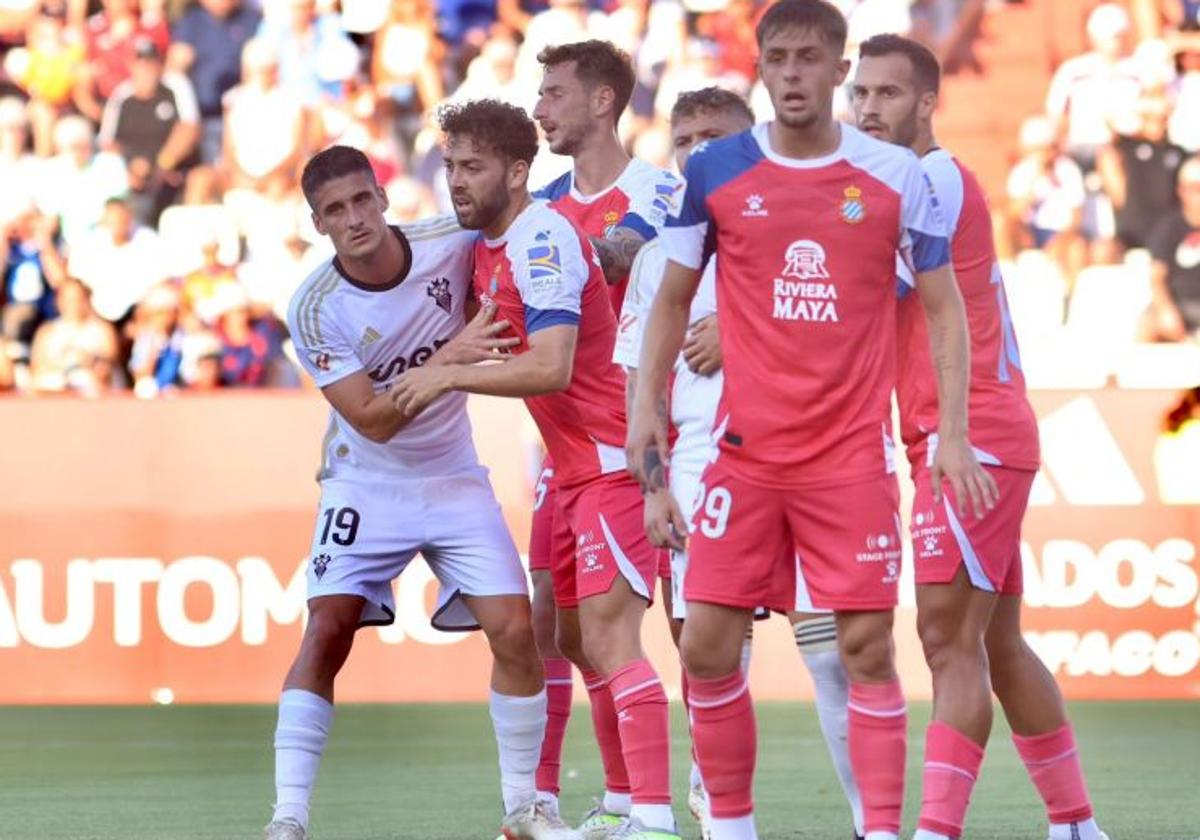 Lander (izquierda), durante un saque de esquina en el choque contra el Espanyol.