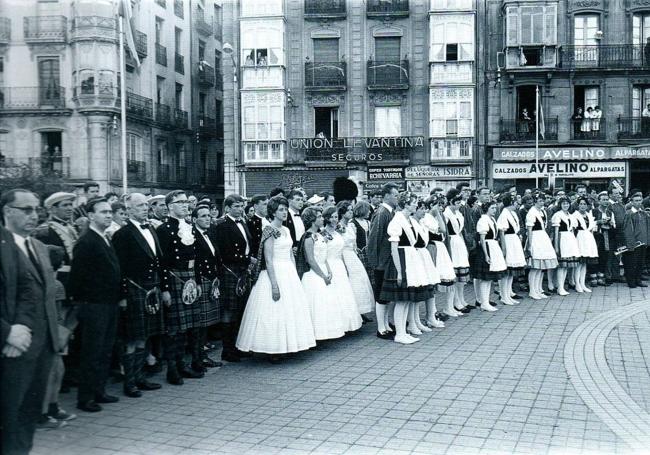 Británicos, franceses y lusos ante el monumento en 1963.