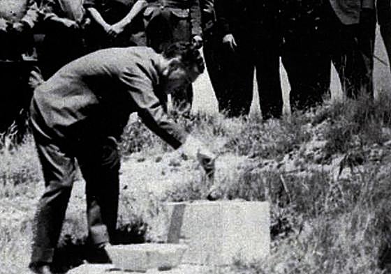 El alcalde de Vitoria entre 1966 y 1972, Manuel María Lejarreta Allende, inaugura el monolito en Júndiz.