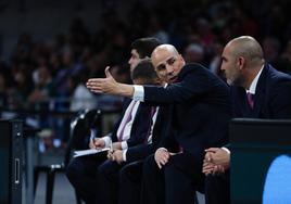 Joan Peñarroya charla con Álex Formento, que será el segundo entrenador del Bàsquet Girona.