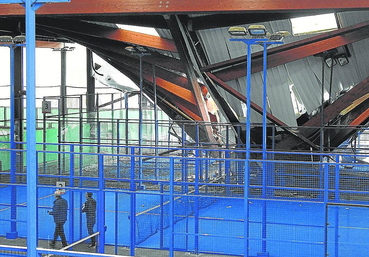 Dos operarios observan el estado de las pistas, con la cubierta hundida, el pasado 12 de mayo.