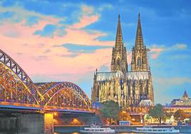 El puente Hohenzollern, junto a la catedral de Colonia.