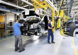 Trabajadores de Mercedes en la cadena de montaje de la fábrica alavesa de la multinacional alemana.