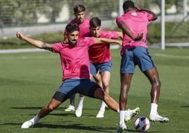 Nolaskoain intenta quitarle el balón a Iñaki Williams