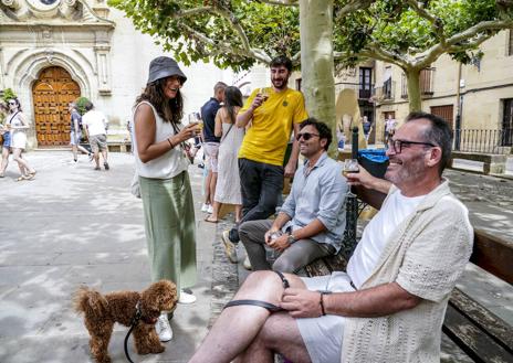 Imagen secundaria 1 - Una íntima cata de cervezas granadinas en Laguardia abrió la cita. El Dj Mute All animó la plaza Mayor de Elciego.