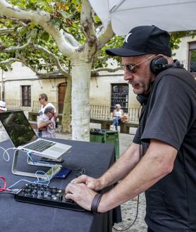 Imagen secundaria 2 - Una íntima cata de cervezas granadinas en Laguardia abrió la cita. El Dj Mute All animó la plaza Mayor de Elciego.