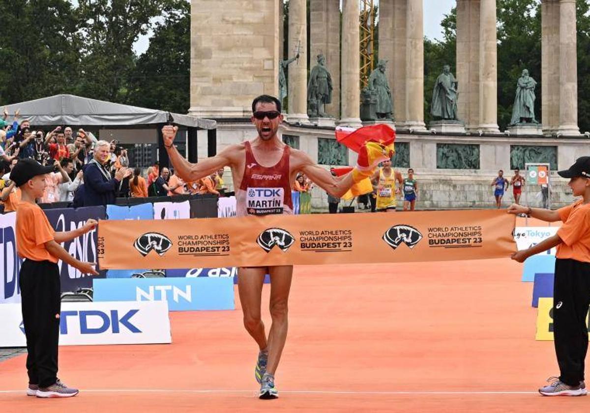 Alvaro Martín celebra con rabia su victoria en los 20 kilómetros marcha.