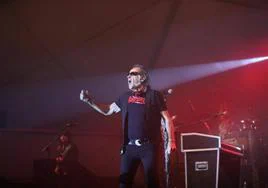 Johnny Cifuentes, vocalista de Burning, anima al público roquero de La Pérgola.