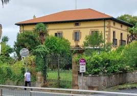 La casa indiana ocupada y parte de las varias hectáreas que componen el terreno de la finca.