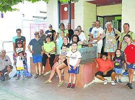 En la puerta de la sede de la asociación posaron para la 'foto de familia' los más veteranos en la entidad y los que ahora van llegando.