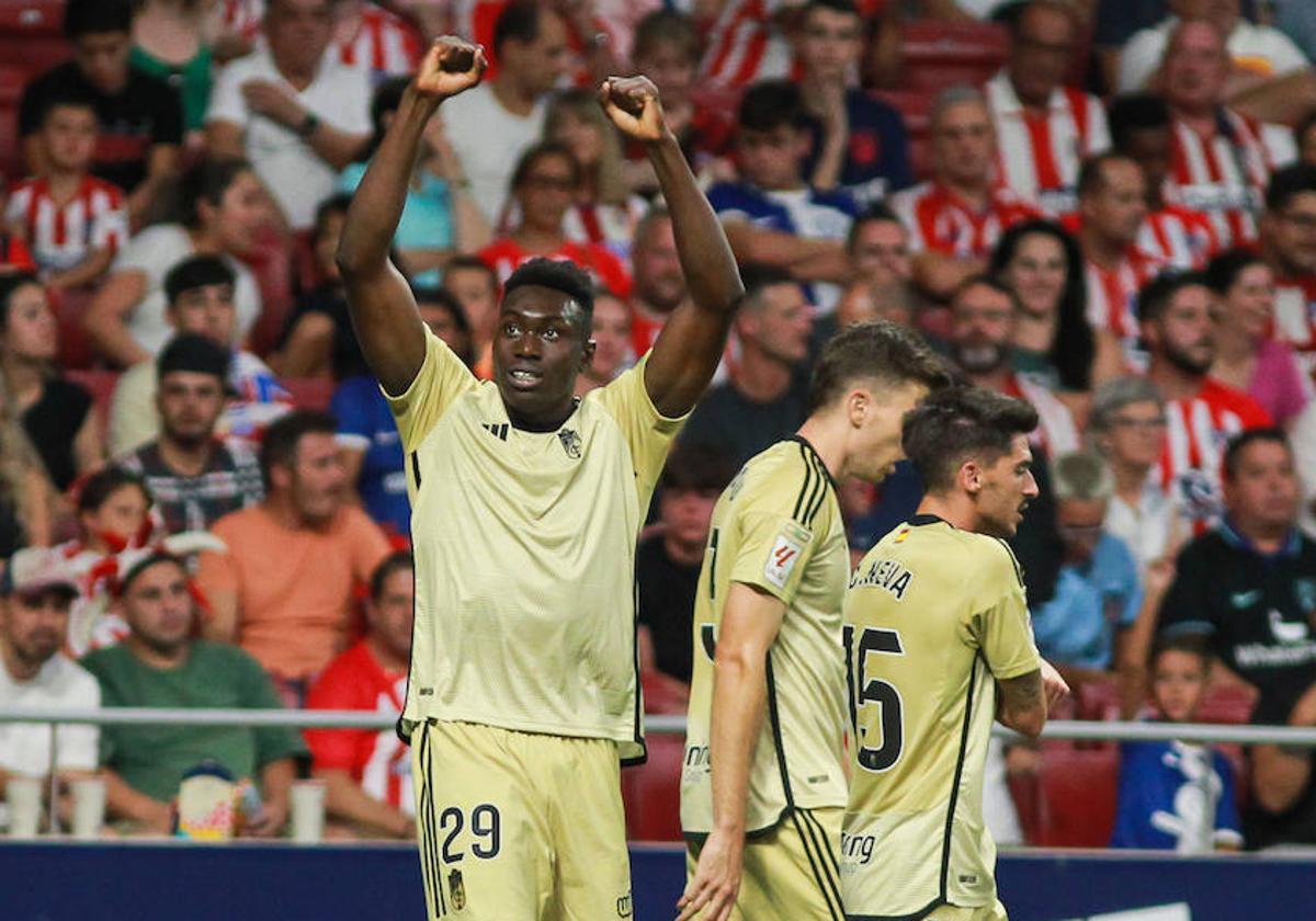 Omorodion celebra su gol con el Granada en el Wanda.