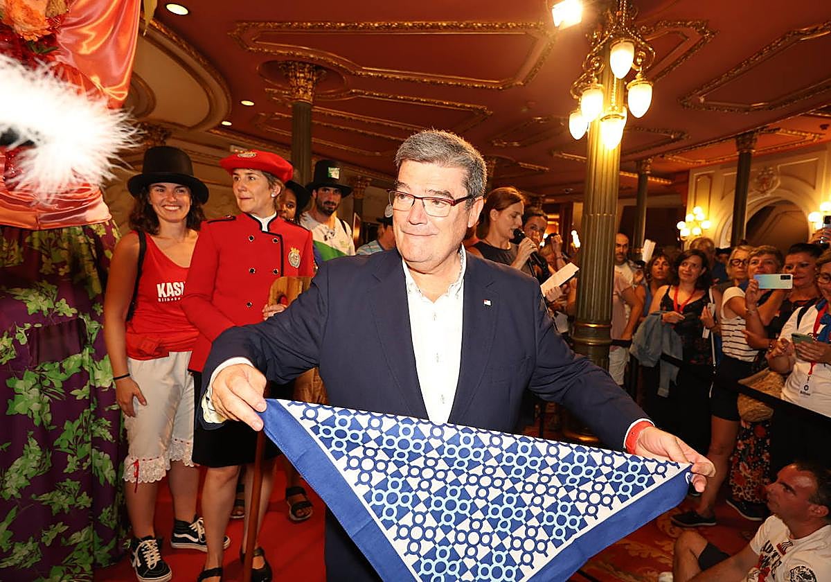 El alcalde ha sido el encargado de colocar el pañuelo de fiestas a la pregonera, Aiora Renteria