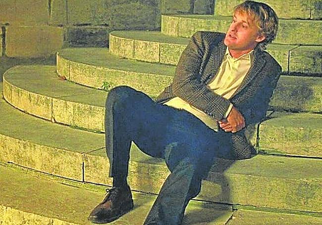 Gil (encarnado por Owen Wilson), en la escalinata de la iglesia.