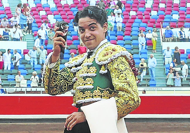 Navas pasea la oreja del último de la tarde