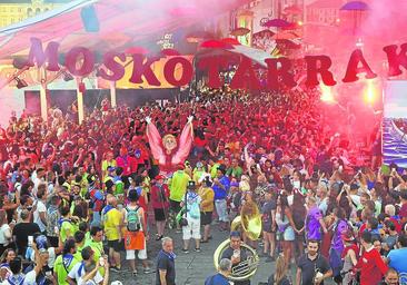 La magia de las txosnas llena el Arenal