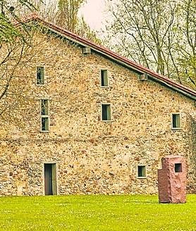 Imagen secundaria 2 - Un eje estratégico. La ría, sus estructuras y los edificios ribereños son elementos de gran interés arquitectónico. | Templos en ruinas. La discoteca Txitxarro, en Deba, tras el atentado de 2000. | Zabalaga. Chillida Leku será escenario de los coloquios sobre el caserío. 