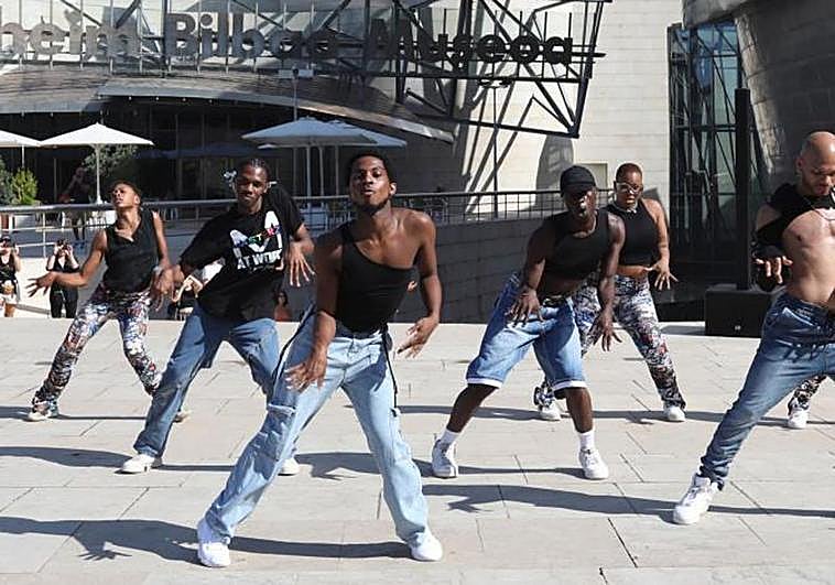 Actuación del grupo neoyorquino en la explanada del museo.