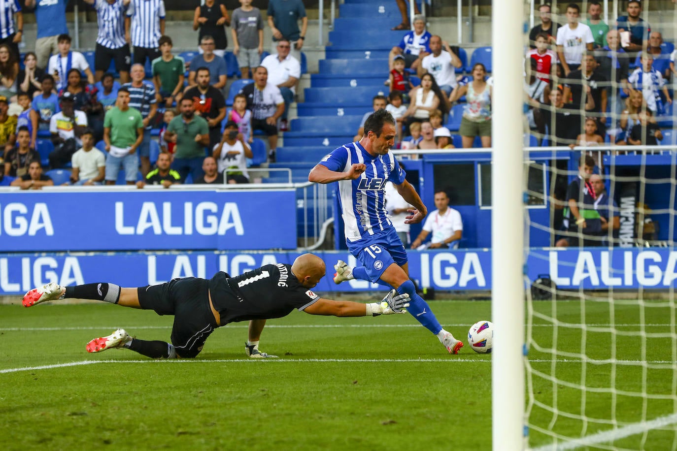 El fútbol de Primera vuelve a Mendizorroza