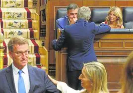 Alberto Núñez Feijóo se dirige hacia su escaño con Pedro Sánchez al fondo durante la constitución del Congreso el pasado jueves.