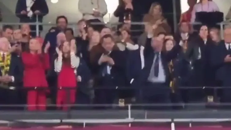 La salida de tono de Rubiales en el palco: se toca los genitales a modo de celebración