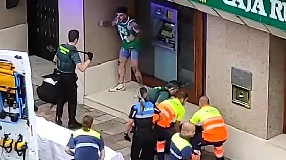 Agrede brutalmente a un guardia civil en Cangas de Onís y lo patea en el suelo
