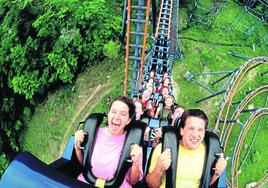 ¿Eres un fanático de los parques de atracciones? Este es el trabajo de tus sueños