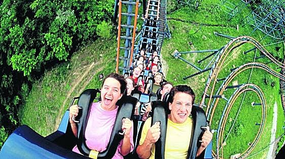¿Eres un fanático de los parques de atracciones? Este es el trabajo de tus sueños