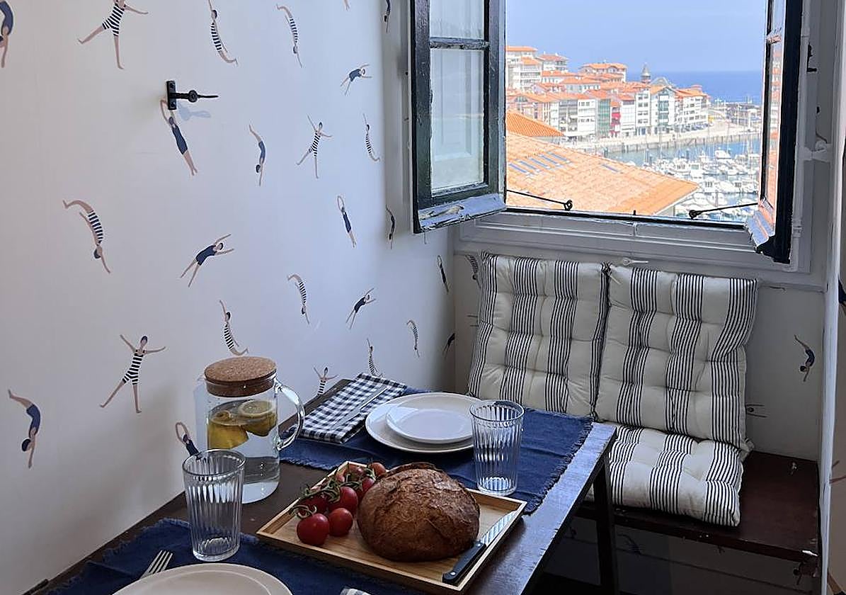 El ático de 54 metros de una pareja en Lekeitio con vistas al puerto y encanto marinero
