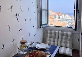 El ático de una pareja en Lekeitio con vistas al puerto y encanto marinero.