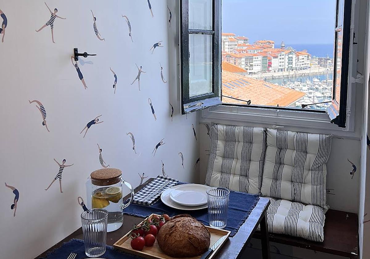 El ático de una pareja en Lekeitio con vistas al puerto y encanto marinero.