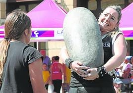 Competición de herri kirolak ayer en la plaza del Arriaga