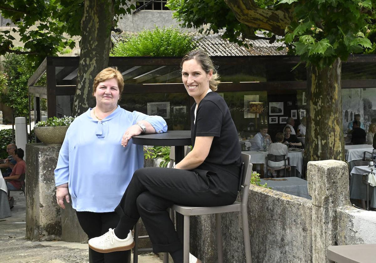 Isabel Antia y Marian Iriondo posan ante el asador.